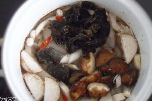 香菇白蘿卜做法及功效 白蘿卜燉香菇的功效 香菇白蘿卜做法及功效 白蘿卜燉香菇的功效