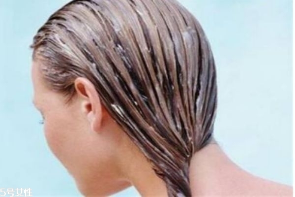 愛(ài)出油的頭發(fā)多久洗一次頭呢 愛(ài)出油頭發(fā)應(yīng)該怎樣護(hù)理 愛(ài)出油的頭發(fā)多久洗一次頭呢 愛(ài)出油頭發(fā)應(yīng)該怎樣護(hù)理