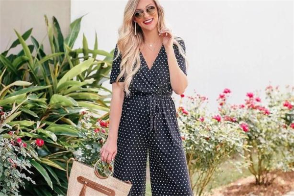 波點連體褲什么顏色好看 波點連體褲時髦穿搭 波點連體褲什么顏色好看 波點連體褲時髦穿搭