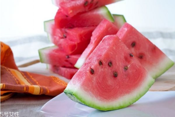 西瓜加鹽有什么功效 西瓜加鹽更甜 西瓜加鹽有什么功效 西瓜加鹽更甜