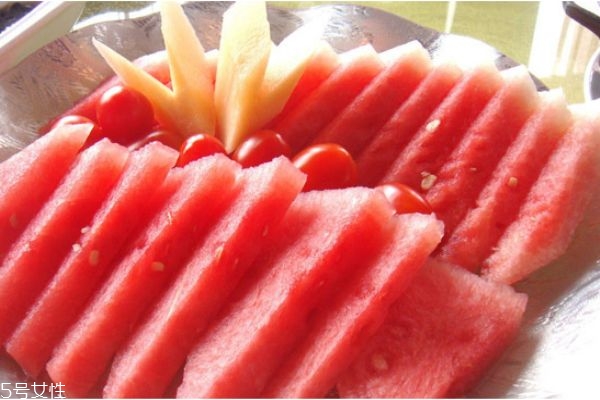 西瓜皮敷臉的方法 西瓜皮敷臉的好處 西瓜皮敷臉的方法 西瓜皮敷臉的好處