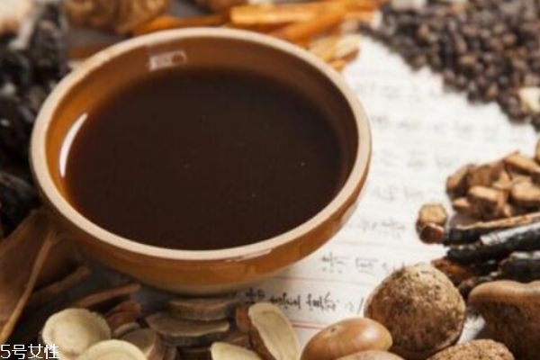 中藥和西藥有什么區(qū)別 喝中藥的注意事項(xiàng) 中藥和西藥有什么區(qū)別 喝中藥的注意事項(xiàng)