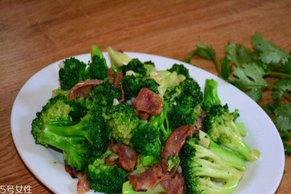 臘腸炒西蘭花怎么做 臘腸炒西藍(lán)花的做法 臘腸炒西蘭花怎么做 臘腸炒西藍(lán)花的做法