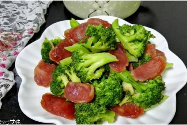 臘腸炒西蘭花怎么做 臘腸炒西藍(lán)花的做法 臘腸炒西蘭花怎么做 臘腸炒西藍(lán)花的做法