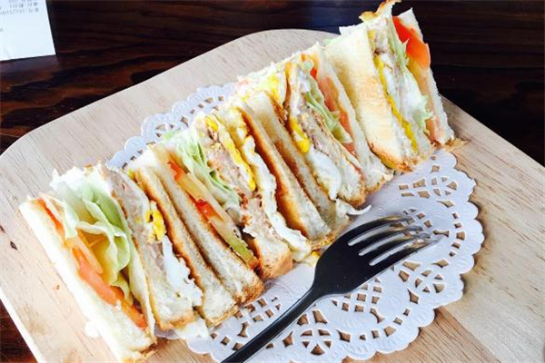 金槍魚三明治的做法 金槍魚三明治熱量 金槍魚三明治的做法 金槍魚三明治熱量