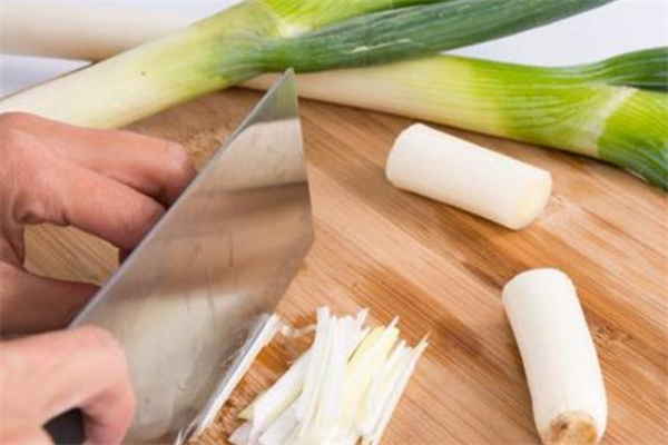 蔥白水一天喝幾次 蔥白水喝幾天見效 蔥白水一天喝幾次 蔥白水喝幾天見效