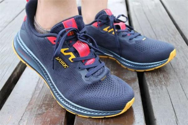 361高達q彈跑鞋測評 361高達q彈和匹克態(tài)極哪個好 361高達q彈跑鞋測評 361高達q彈和匹克態(tài)極哪個好