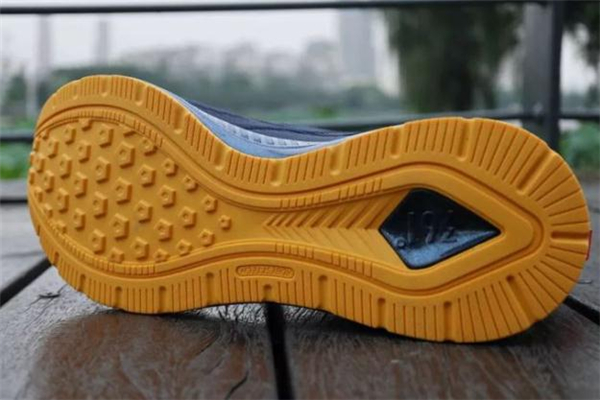 361高達q彈跑鞋測評 361高達q彈和匹克態(tài)極哪個好 361高達q彈跑鞋測評 361高達q彈和匹克態(tài)極哪個好