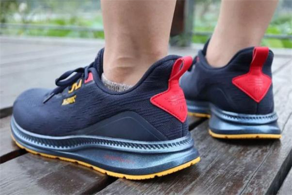 361高達q彈跑鞋測評 361高達q彈和匹克態(tài)極哪個好 361高達q彈跑鞋測評 361高達q彈和匹克態(tài)極哪個好