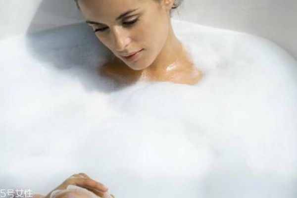 泡澡有什么好處呢 多久泡一次澡好呢 泡澡有什么好處呢 多久泡一次澡好呢