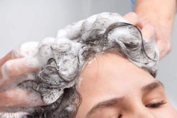 怎樣去除頭皮屑小妙招 去頭屑最有效的方法 怎樣去除頭皮屑小妙招 去頭屑最有效的方法