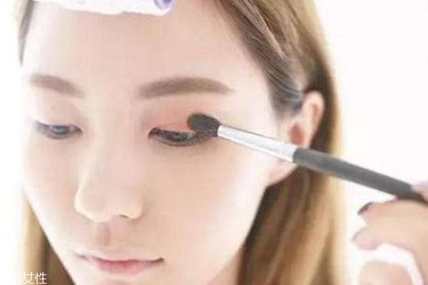 單眼皮如何花眼影呢 內(nèi)雙如何畫(huà)眼影 單眼皮如何花眼影呢 內(nèi)雙如何畫(huà)眼影