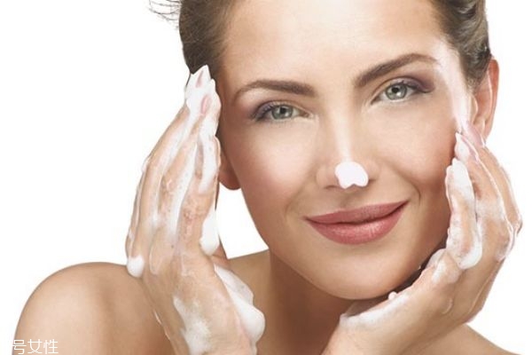 護膚后臉上黏黏的怎么辦 護膚品涂在臉上黏黏的原因 護膚后臉上黏黏的怎么辦 護膚品涂在臉上黏黏的原因