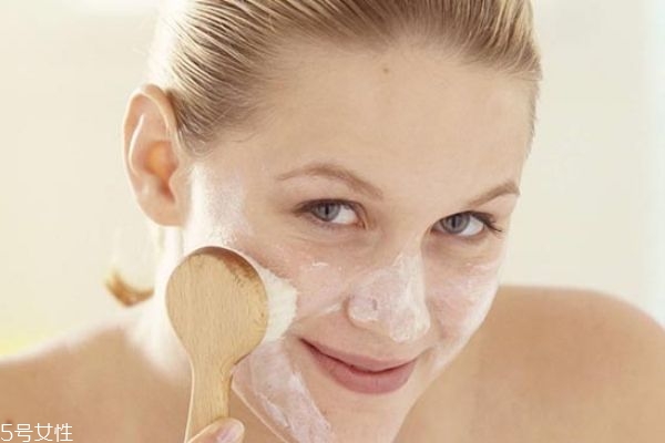 護膚后臉上黏黏的怎么辦 護膚品涂在臉上黏黏的原因 護膚后臉上黏黏的怎么辦 護膚品涂在臉上黏黏的原因