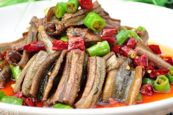 鱔魚做湯有什么功效嗎 鱔魚生活在什么水里呢 鱔魚做湯有什么功效嗎 鱔魚生活在什么水里呢