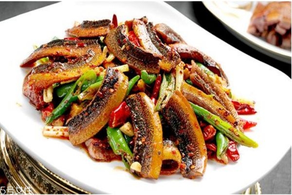 鱔魚做湯有什么功效嗎 鱔魚生活在什么水里呢 鱔魚做湯有什么功效嗎 鱔魚生活在什么水里呢