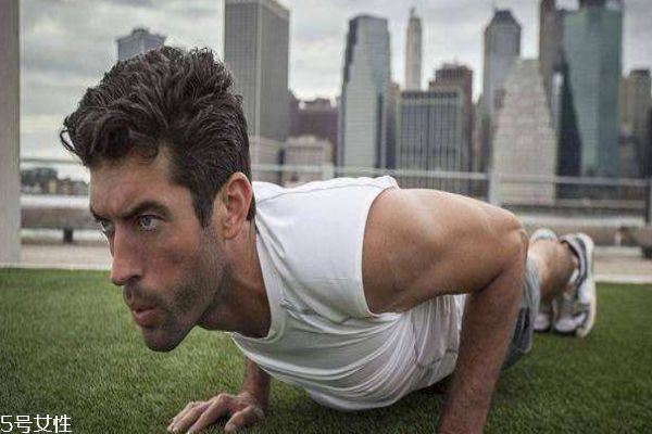 俯臥撐可以減肥嗎 俯臥撐有什么作用呢 俯臥撐可以減肥嗎 俯臥撐有什么作用呢