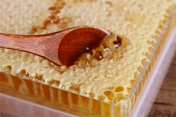 蜂巢蜜什么時(shí)候吃最好 吃蜂巢蜜的最佳時(shí)間 蜂巢蜜什么時(shí)候吃最好 吃蜂巢蜜的最佳時(shí)間