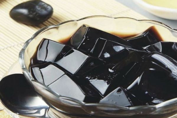 龜苓膏是什么 龜苓膏有什么功效呢 龜苓膏是什么 龜苓膏有什么功效呢