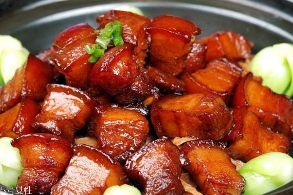 紅燒肉應(yīng)該怎么做呢 紅燒肉要用什么肉呢 紅燒肉應(yīng)該怎么做呢 紅燒肉要用什么肉呢