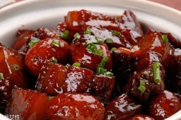 紅燒肉應(yīng)該怎么做呢 紅燒肉要用什么肉呢 紅燒肉應(yīng)該怎么做呢 紅燒肉要用什么肉呢