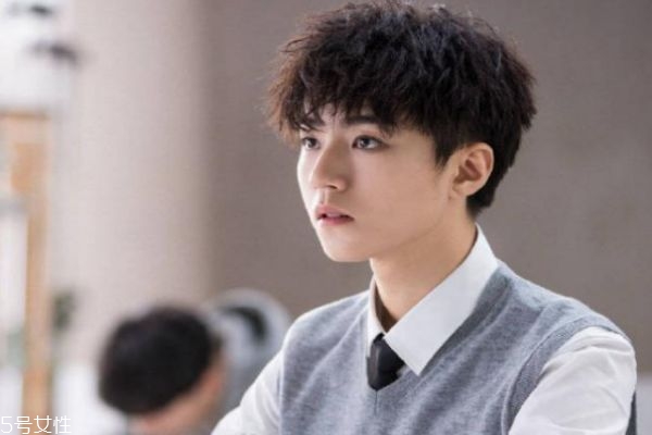 錫紙燙是什么樣子 錫紙燙和紋理燙的區(qū)別 錫紙燙是什么樣子 錫紙燙和紋理燙的區(qū)別