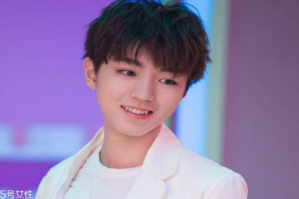 錫紙燙是什么樣子 錫紙燙和紋理燙的區(qū)別 錫紙燙是什么樣子 錫紙燙和紋理燙的區(qū)別