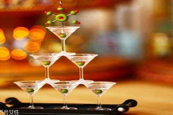 什么是雞尾酒呢 雞尾酒是怎么調(diào)的呢 什么是雞尾酒呢 雞尾酒是怎么調(diào)的呢