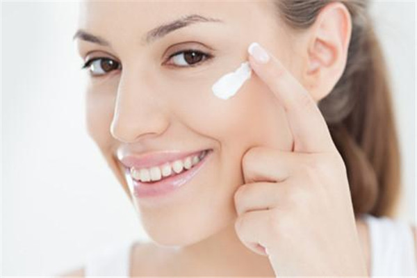 不擦護(hù)膚品皮膚會更好嗎 基本上沒有這個說法 不擦護(hù)膚品皮膚會更好嗎 基本上沒有這個說法