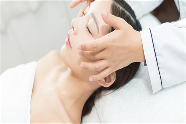 不擦護(hù)膚品皮膚會更好嗎 基本上沒有這個說法 不擦護(hù)膚品皮膚會更好嗎 基本上沒有這個說法