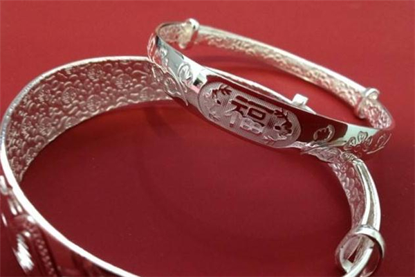 老鳳祥銀手鐲多少錢 老鳳祥銀手鐲價格貴嗎 老鳳祥銀手鐲多少錢 老鳳祥銀手鐲價格貴嗎