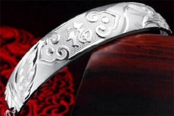 老鳳祥銀手鐲多少錢(qián) 老鳳祥銀手鐲價(jià)格貴嗎 老鳳祥銀手鐲多少錢(qián) 老鳳祥銀手鐲價(jià)格貴嗎