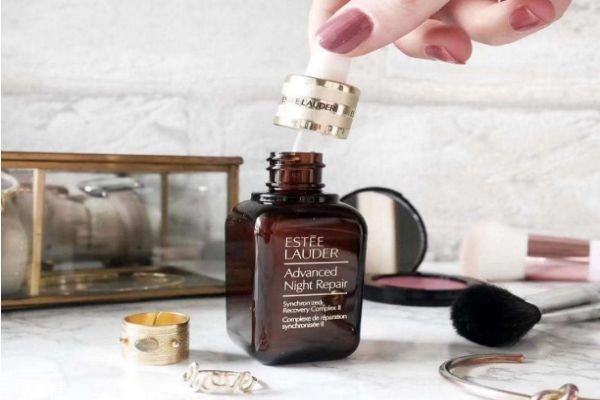 雅詩(shī)蘭黛小棕瓶適合多大年齡使用 小棕瓶的使用方法 雅詩(shī)蘭黛小棕瓶適合多大年齡使用 小棕瓶的使用方法