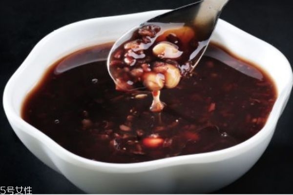 吃黑米粥有什么好處呢 黑米粥有什么營養(yǎng)價(jià)值呢 吃黑米粥有什么好處呢 黑米粥有什么營養(yǎng)價(jià)值呢