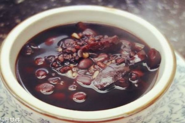 吃黑米粥有什么好處呢 黑米粥有什么營養(yǎng)價(jià)值呢 吃黑米粥有什么好處呢 黑米粥有什么營養(yǎng)價(jià)值呢