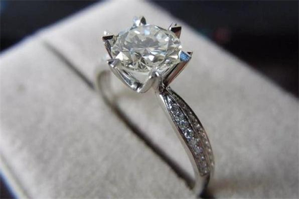 六福珠寶和周大福哪個好 六福珠寶和周大福的區(qū)別 六福珠寶和周大福哪個好 六福珠寶和周大福的區(qū)別