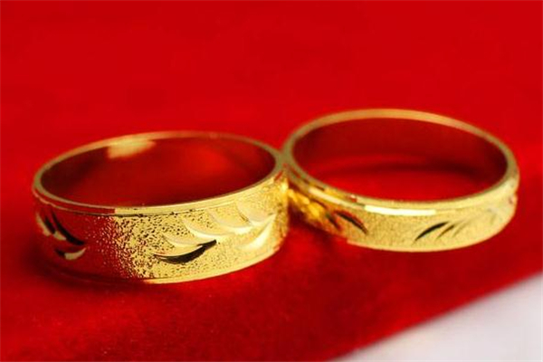 黃金戒指為什么會(huì)變黑 黃金戒指變黑了怎么洗 黃金戒指為什么會(huì)變黑 黃金戒指變黑了怎么洗