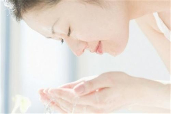 蜂蜜洗臉可以天天洗嗎 蜂蜜洗臉最好是不要天天洗 蜂蜜洗臉可以天天洗嗎 蜂蜜洗臉最好是不要天天洗