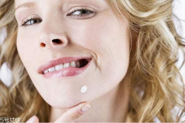 下巴上長痘痘是什么原因 下巴長痘痘怎么快速去除 下巴上長痘痘是什么原因 下巴長痘痘怎么快速去除