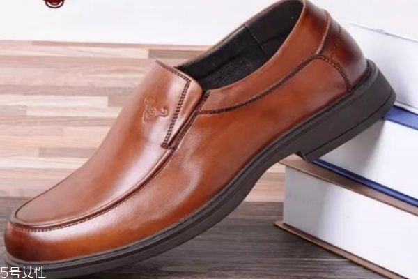 為什么穿皮鞋容易腳臭呢 皮鞋有什么特點(diǎn)呢 為什么穿皮鞋容易腳臭呢 皮鞋有什么特點(diǎn)呢