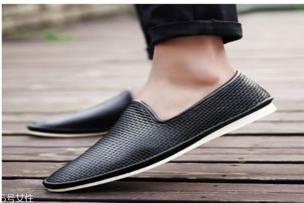 為什么穿皮鞋容易腳臭呢 皮鞋有什么特點(diǎn)呢 為什么穿皮鞋容易腳臭呢 皮鞋有什么特點(diǎn)呢
