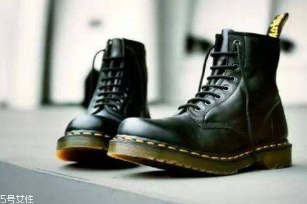 馬丁靴有什么特點(diǎn)呢 馬丁靴和軍靴有什么區(qū)別呢 馬丁靴有什么特點(diǎn)呢 馬丁靴和軍靴有什么區(qū)別呢