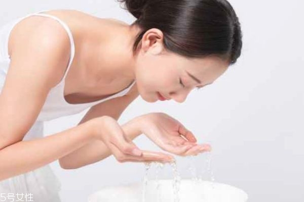 敷完生理鹽水要洗臉嗎 生理鹽水敷臉后需洗嗎 敷完生理鹽水要洗臉嗎 生理鹽水敷臉后需洗嗎