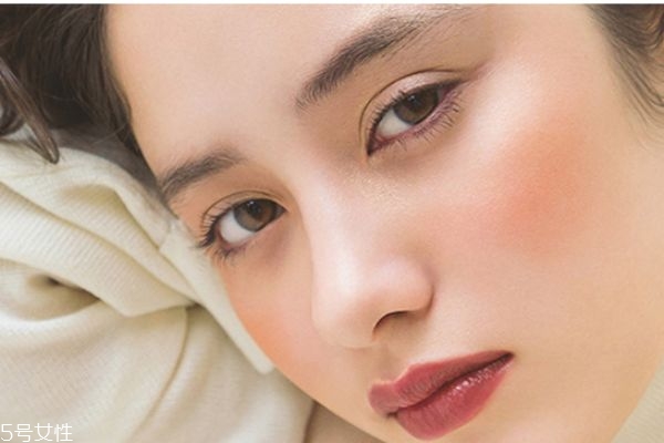 口紅當(dāng)腮紅畫法 腮紅的畫法要點 口紅當(dāng)腮紅畫法 腮紅的畫法要點