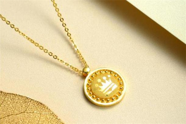 黃金項鏈搭配什么衣服好看 黃金項鏈搭配技巧 黃金項鏈搭配什么衣服好看 黃金項鏈搭配技巧