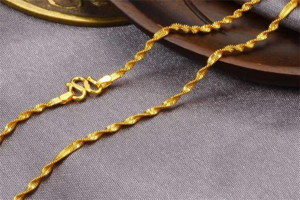 男人戴黃金項鏈俗嗎 男人戴黃金項鏈好還是鉑金項鏈好 男人戴黃金項鏈俗嗎 男人戴黃金項鏈好還是鉑金項鏈好