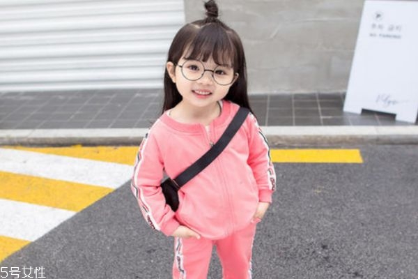 3歲寶寶短發(fā)簡(jiǎn)單編發(fā) 小女孩可愛發(fā)型 3歲寶寶短發(fā)簡(jiǎn)單編發(fā) 小女孩可愛發(fā)型