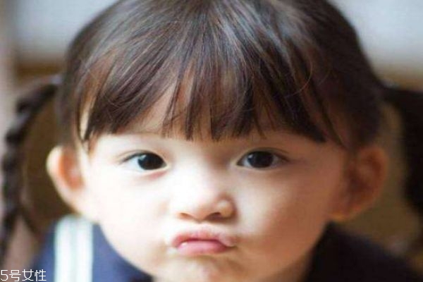 3歲寶寶短發(fā)簡(jiǎn)單編發(fā) 小女孩可愛發(fā)型 3歲寶寶短發(fā)簡(jiǎn)單編發(fā) 小女孩可愛發(fā)型