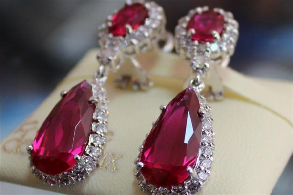 半寶石是天然的嗎 半寶石和寶石的區(qū)別 半寶石是天然的嗎 半寶石和寶石的區(qū)別