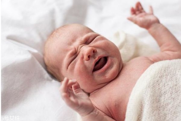 為什么新生兒的皮膚是皺巴巴的呢 新生兒不哭怎么辦呢 為什么新生兒的皮膚是皺巴巴的呢 新生兒不哭怎么辦呢